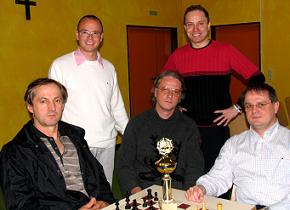 Erneut mittelbadischer Blitzmeister: Velimir Kresovic (sitzend, von links), Ludger Keitlinghaus, Ralf Grohans, der Weitenunger Vorsitzende Marcus Metz (stehend), Sohn von Hartmut Metz, und der gleichnamige Kuppenheimer rechts davon.